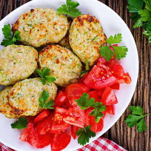 Плесните 1 стакан: котлеты из жесткого мяса превратятся в нежный и сочный деликатес